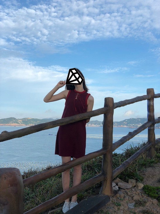 酒红色连衣裙
